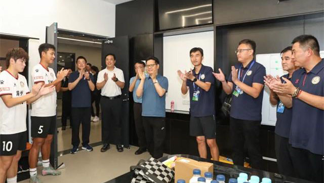 市委書記王劍鋒賽前看望常州隊 勉勵球員踢出水平展現(xiàn)